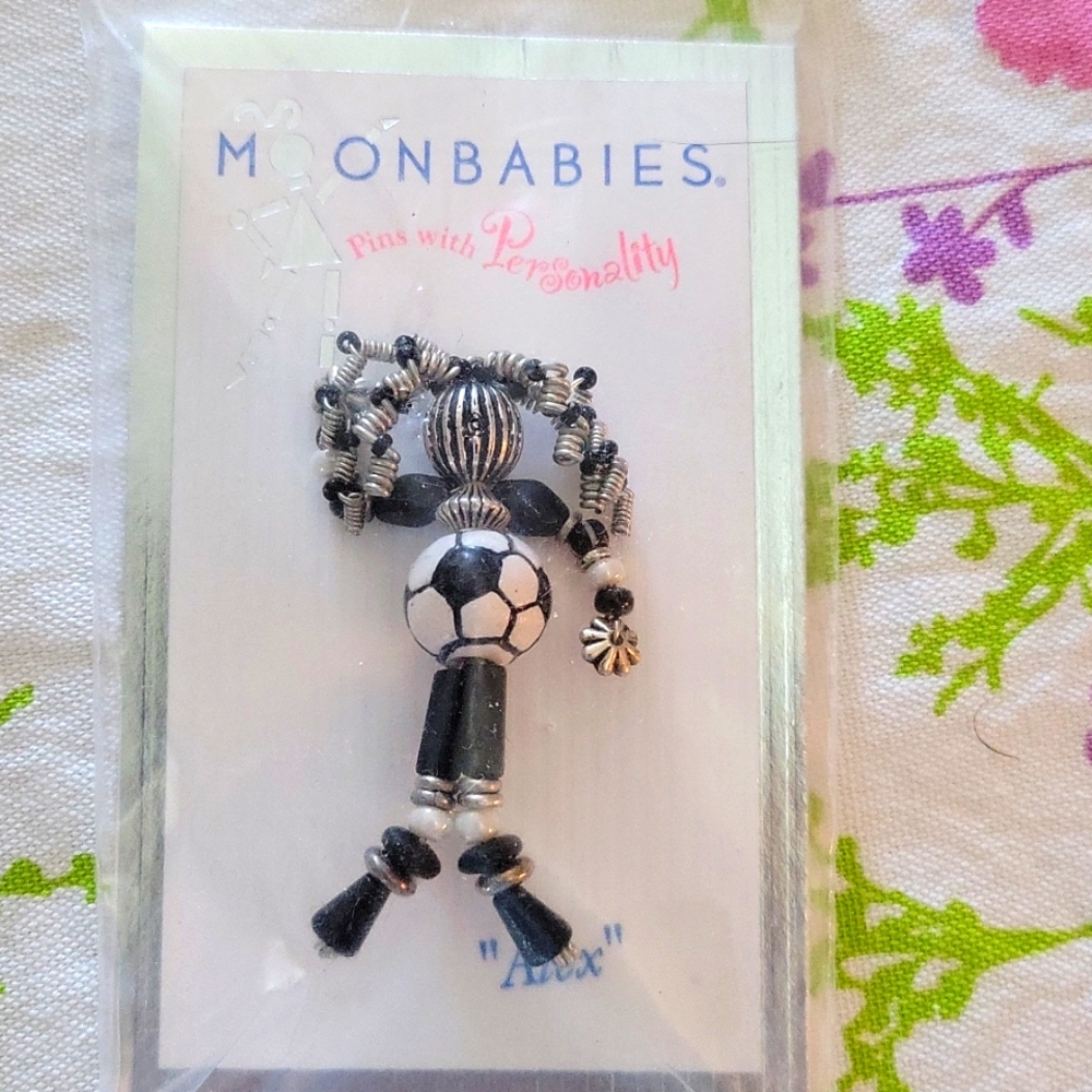 MOONBABIES ALEX BROOCH SOCCER